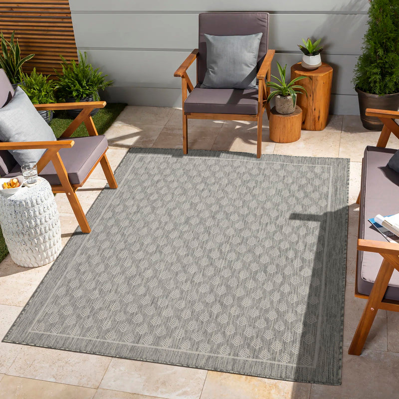 Sunshine - 5'3" X 7'3" Indoor / Outdoor Polypropylene Area Rug - Silver